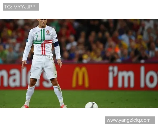 足球明星亲荐男款运动鞋助你提升球场表现与时尚魅力