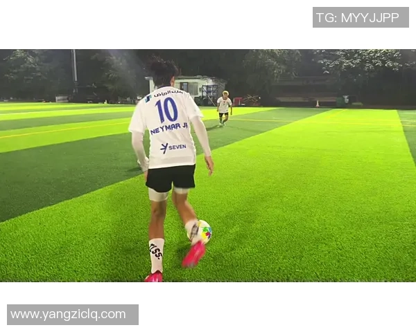 足球明星携手转场瞬间定格精彩时刻的合拍图片展示